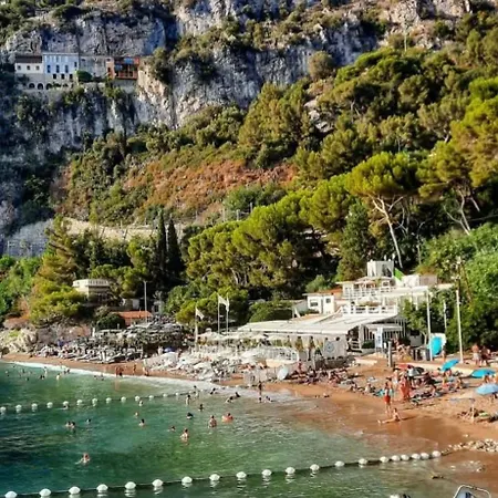 Silhouette With Pool And Seaview Close To Monaco *